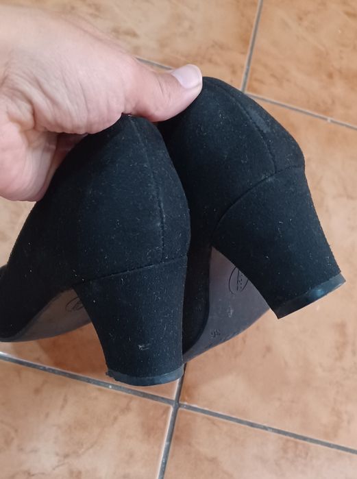 Pantofi negri, cu toc gros, imitație de piele întoarsă, mărimea 36