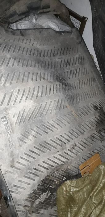 На Мазда 6 коврик в багажник