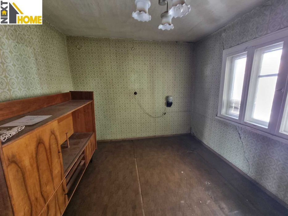 Етаж от къща с отделен вход, дворно място и ГАРАЖ