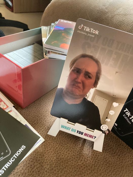 Настолна игра What Do You Meme? (TikTok Meme Edition) - Парти игра