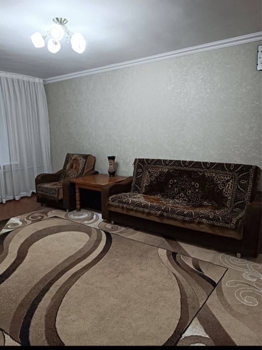 Срочно ! Чиланзар 2.  2 х комнатная кирпич 2 х 4 балкон