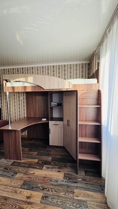 Подрастковая кровать , шкаф , стол