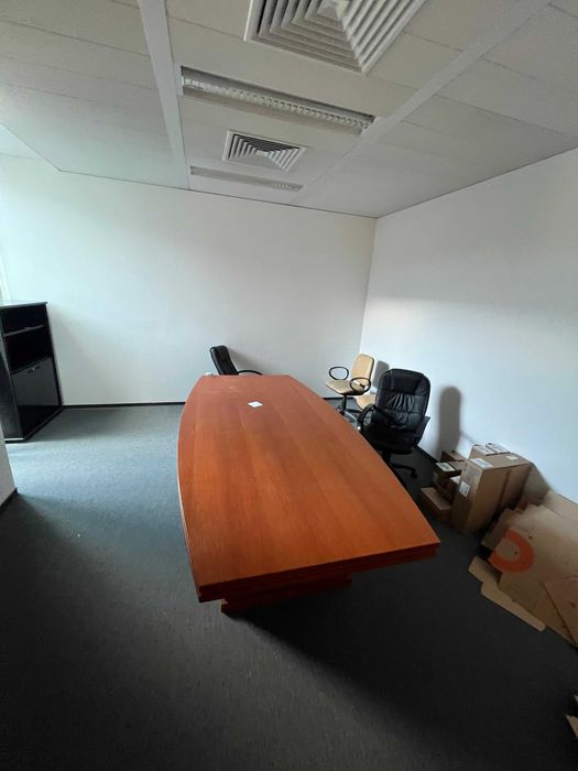 Даваме безплатно офисна мебел