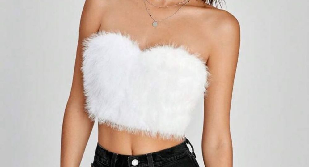 Бял пухкав топ без презрамки – модерен и стилен