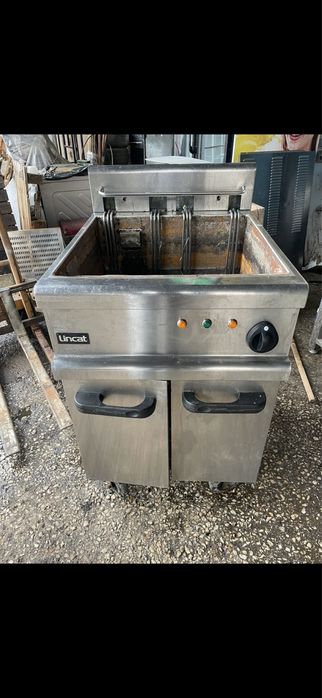 Професионален фритюрник Lincat 38 лтр,една вана  с две кошници