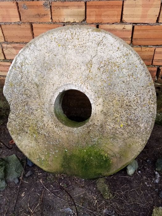 Воденични камъни