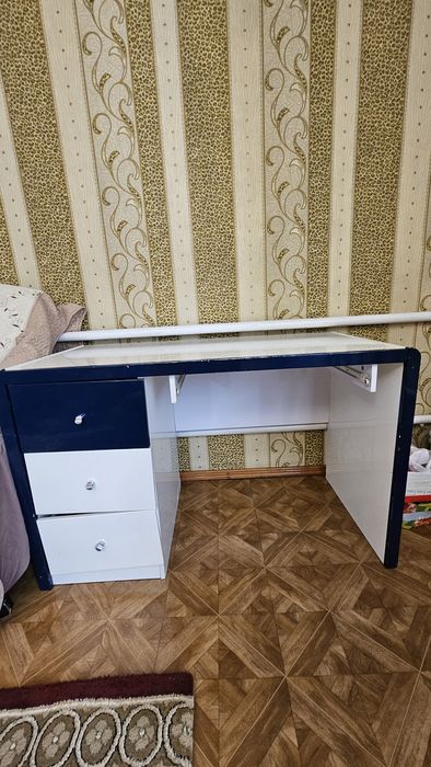 Мебель: Кровать, стол, тумбочка