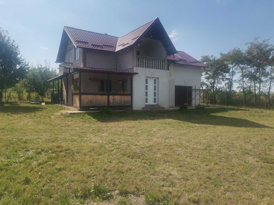 Casa de vânzare cu teren .