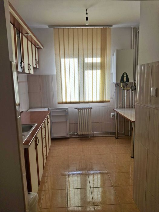 inchiriez apartament 3 camere