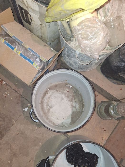 Продам две эмалированные кострюли. 32 литра. Состояние хорошее.