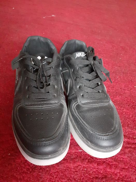 Продам кроссовки  женские