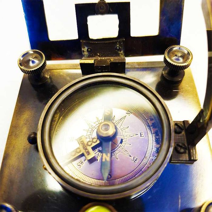 ронзов компас със слънчев часовник.