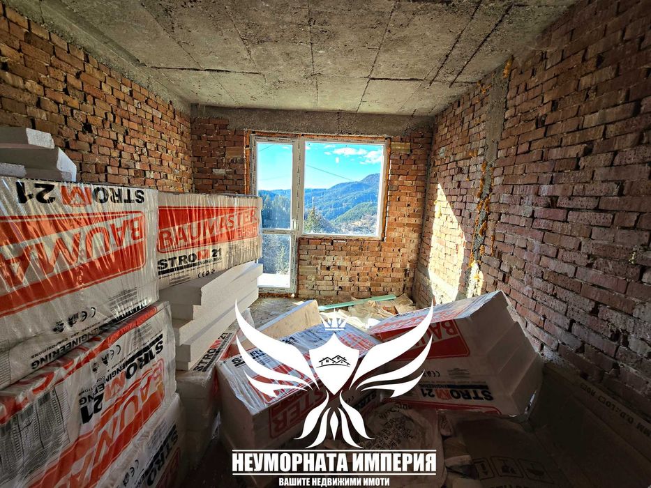 Триетажна къща с гараж и изолация 210РЗП с 564кв двор село Момчиловци