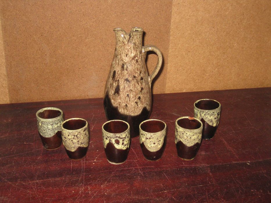 Сервизи, чаши, Цени от 8 до 50  евро, за снимка.