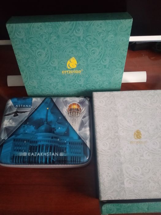 Подарочный набор:мышь для компьютера,юсб- хаб, кабель и флешка