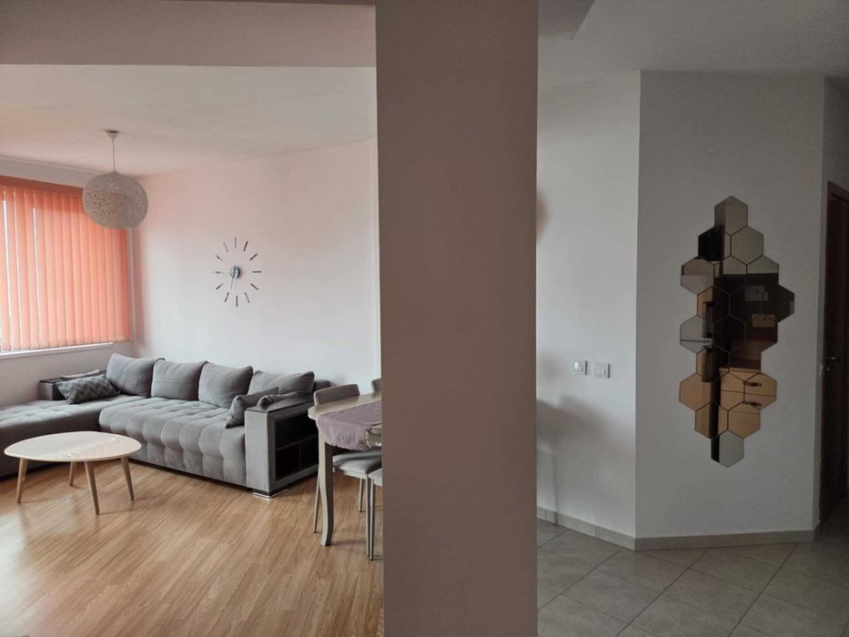 Тристаен под наем