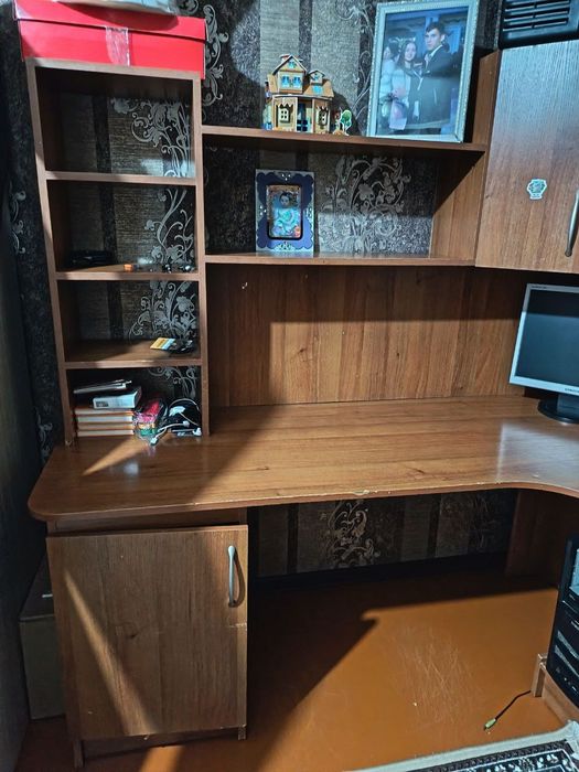 Продается компьютерный стол.