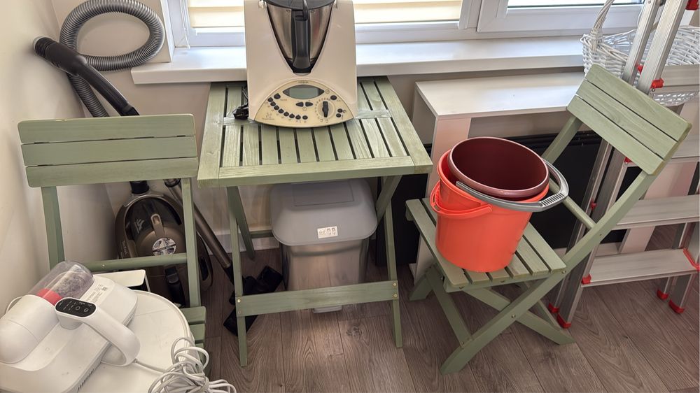 Раскладной стол и два стула