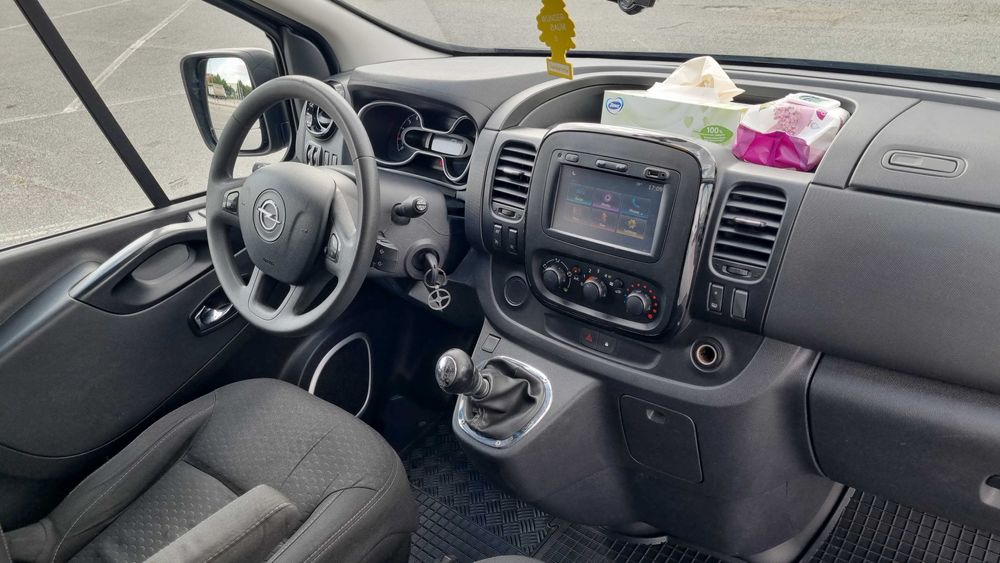 Inchiriez microbuz 8+1 Opel Vivaro