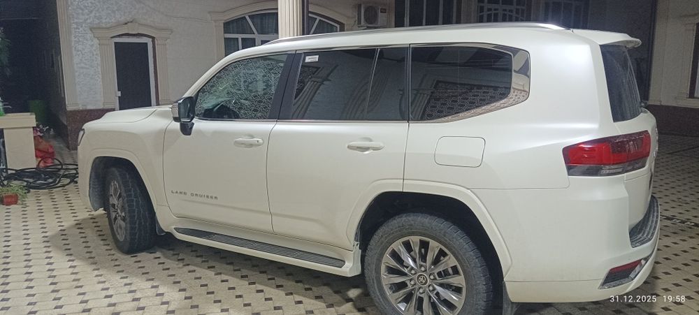 Toyota land kruizer 300