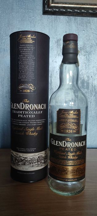 Бутилки от уиски в оригиналните им кутии