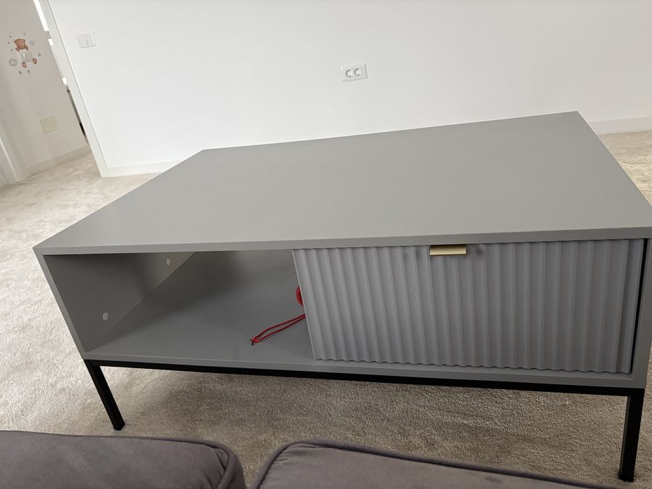 vand masuta de living, design foarte frumos e ca si noua