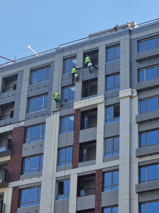 Мойка фасада, утепление фасада, украшение фасада, козырьки, Альпинисты