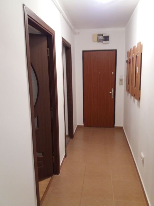 Camera de inchiriat la un apartament cu  3 camere.