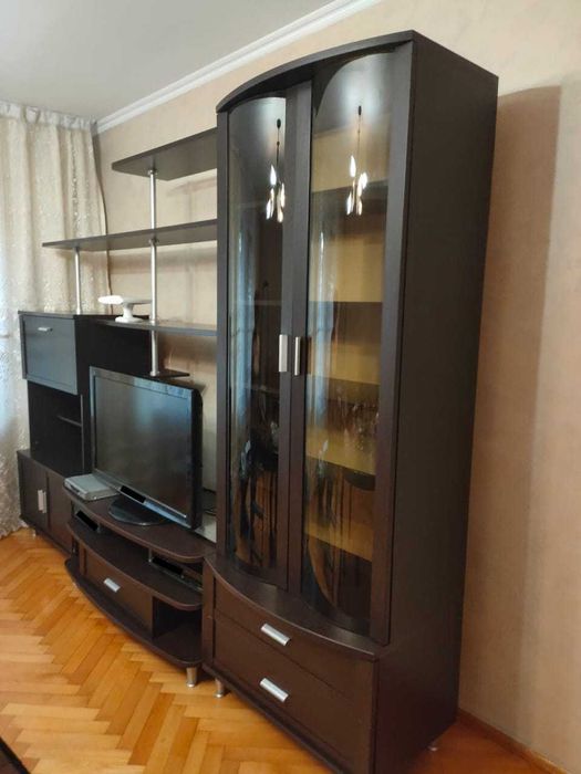 Продам вместительную шкаф стенку