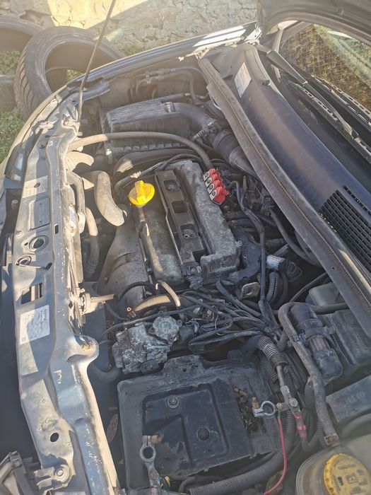 Опел Зафира  цял или по договаряне с газов инжекцион и комплект гуми