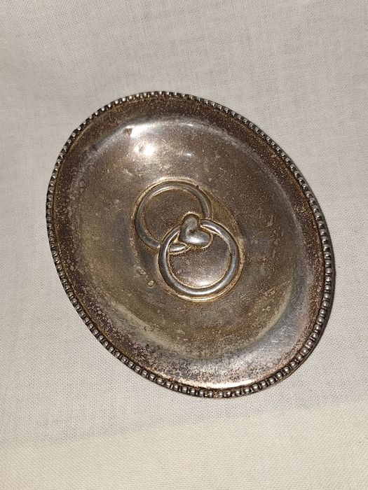 Старинен малък сребърен съд за венчални халки