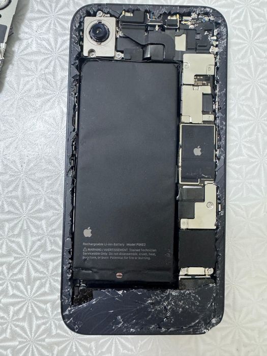 IPhone 16e разбитый