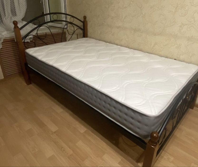 Кровать с матрасом
