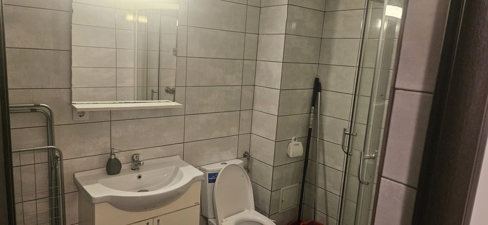 Inchiriere garsoniera de 30 mp, open space si baie, la parterul unui imobil situat pe strada Avrig, chiar langa Parcul Sub Arini.