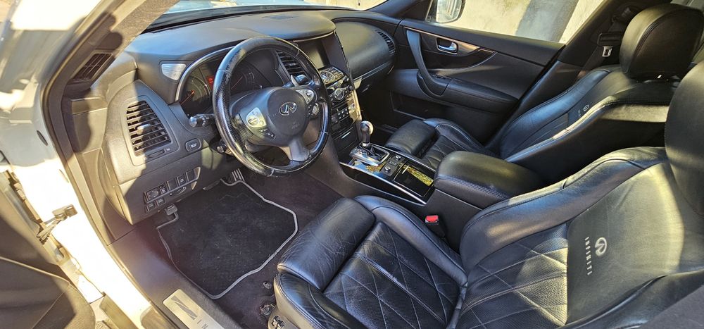 Infiniti FX30 D  an 2010 V6 Premium S