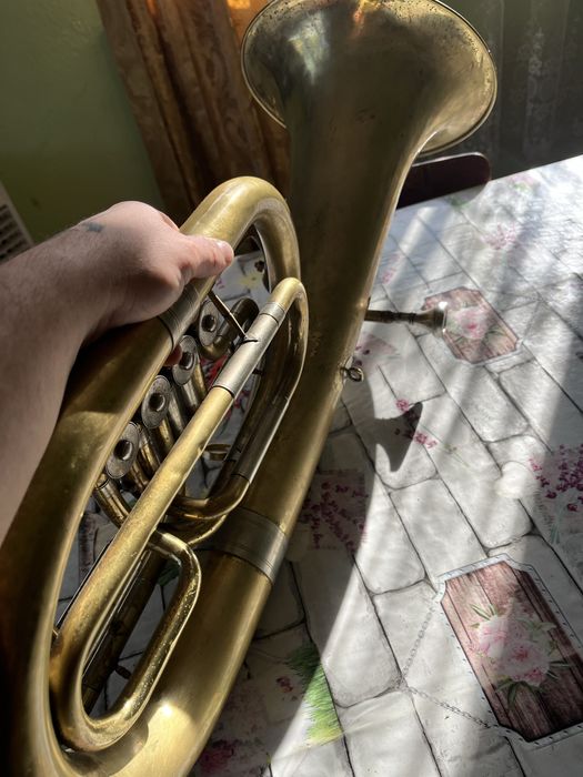 Продавам баритон stagg