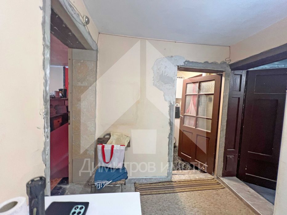 Продава самостоятелна двуетажна къща с двор от 600 м2 и ГАРАЖ. Център!