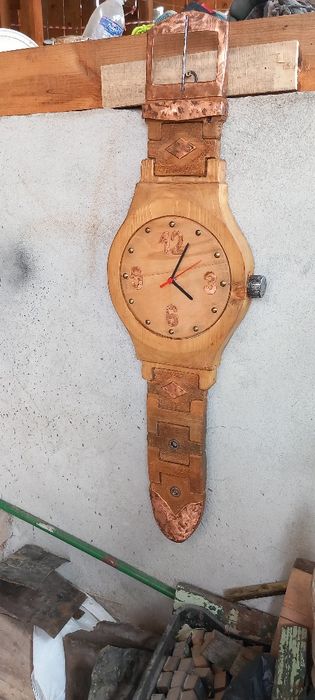 Дървен стенен часовник.