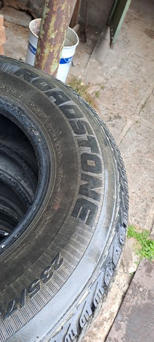 Зимни гуми за джип 235/75-15 в добро състояние.Цена 450лв