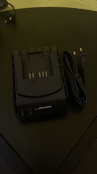 Продавам зарядни и батерии на YARD FORCE