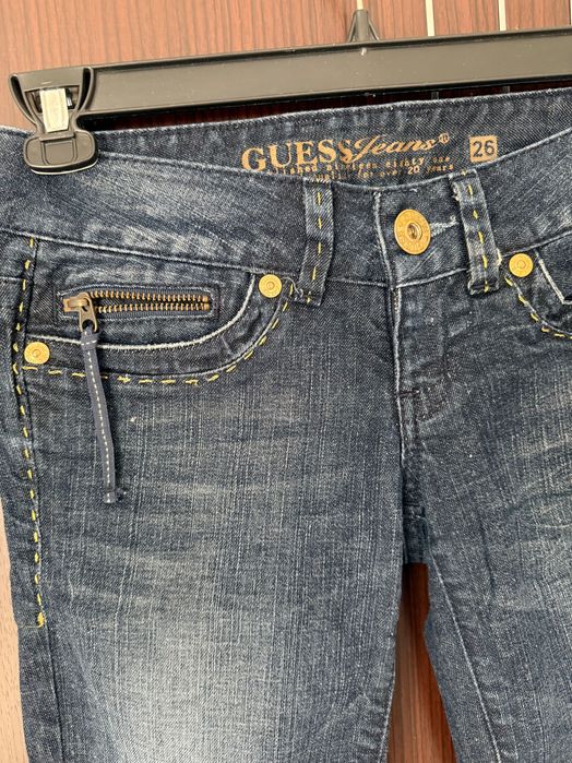 Дънки на марката GUESS