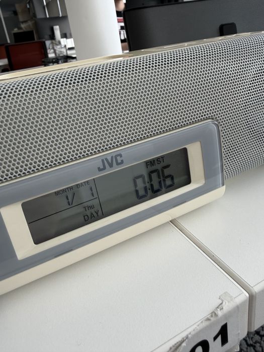 Radio FM JVC, cu alarma, docking si Aux