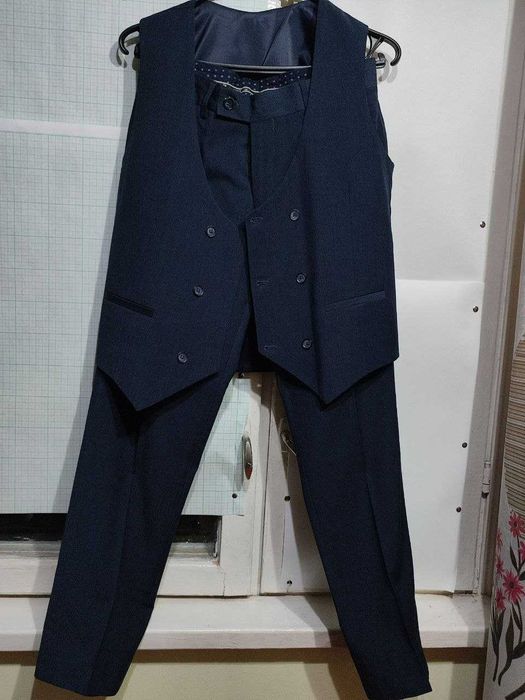 Почти новый костюм тройка на мальчика 44 размер, был надет 1 раз.