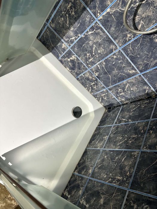 Cabină de duș semirotundă pe colț + cădiță