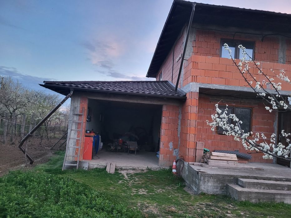 Casa  Calinesti Arges vizavi de Primarie Centru Dn 7 Pitesti---Bucuresti