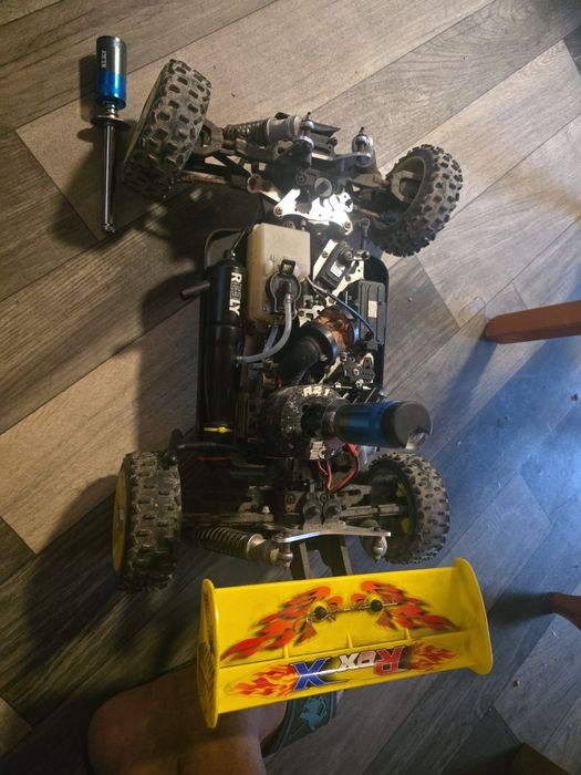 Vând Buggy RC Reely Rex-X 1:8 Nitro (Termik)
Sie bietet den Buggy R Recely Rex-X an.