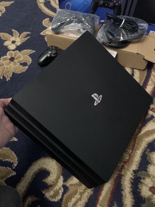 Рс4 слим 1TB HDR с играми 12-17 и один джестика оригинал