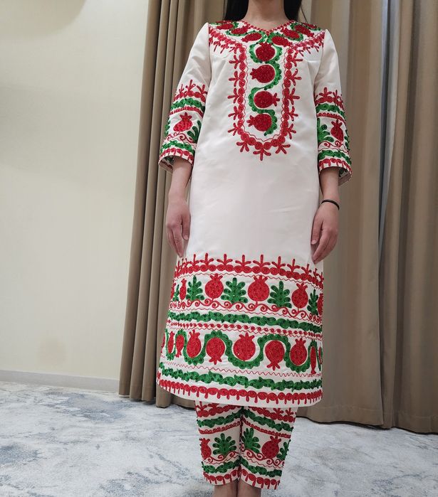 Buxoro popuri,judayam chiroyli naqshli kòylak