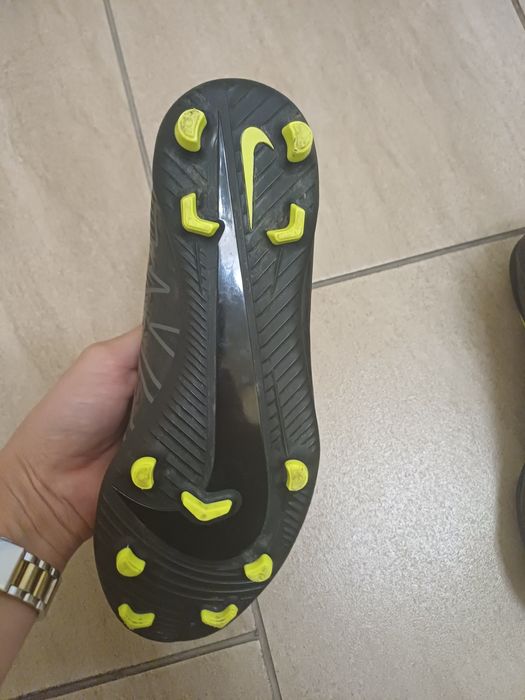 Футболни обувки бутонки