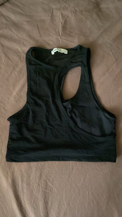 Дамски топове в размер S и XS. В добро състояние ( обличани са рядко).